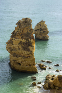 海洋中美丽的梦幻岩石图片