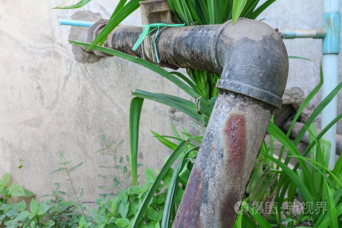 水暖钢破旧的旧生锈工业自来水管