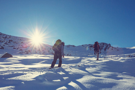 徒步旅行者在冬天山