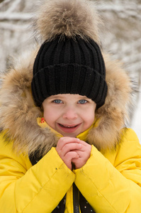 在冬天在雪地里玩耍的小女孩