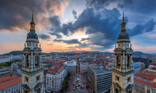 布达佩斯, 匈牙利从圣史蒂芬大教堂顶部阿尔贝圣捷尔吉 Istvan Bazilika 在日落与惊人的天空和云彩的全景地平线布达