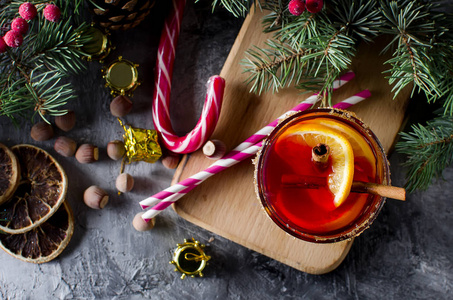 热的饮料与橙色和圣诞节装饰品