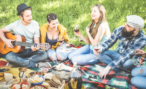 开心户外烧烤野餐与老式吉他年轻人享受夏天时间一起烧烤花园聚会青年友谊概念   重点在欢呼的朋友组胡子时髦的家伙