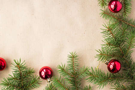 以红色圣诞球装饰的冷杉树枝作为边界在一个质朴的假日背景框架与拷贝空间