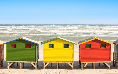 多彩多姿的海滩小屋在圣詹姆斯和 Muizenberg 海滨附近西蒙镇大西洋太平洋海岸附近开普敦在南非癖拉威尔概念与世界上美丽