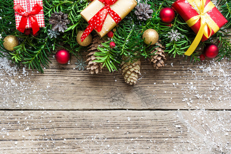 圣诞背景冷杉树枝, 装饰品, 松果和礼品盒