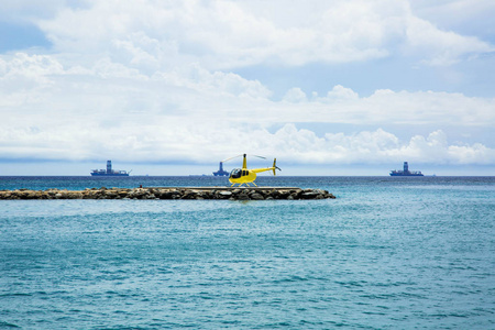 黄色直升机在码头