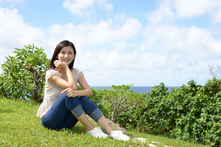 女人享受阳光图片