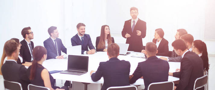 讨论工作问题在会议上本公司董事照片