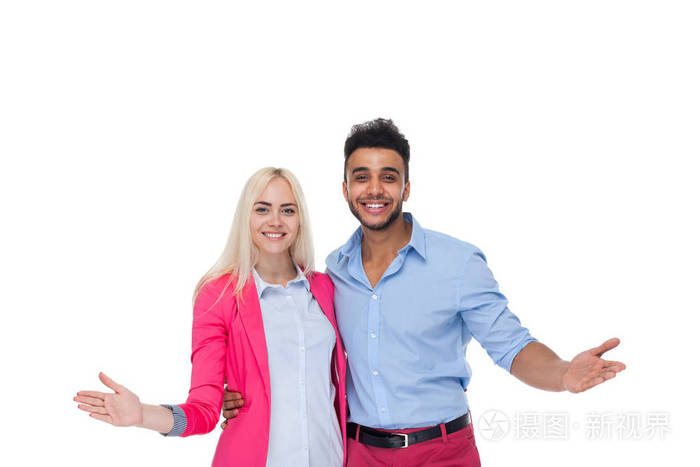 美丽的年轻幸福的情侣爱微笑拥抱, 拉美裔男子女子手持手掌手势