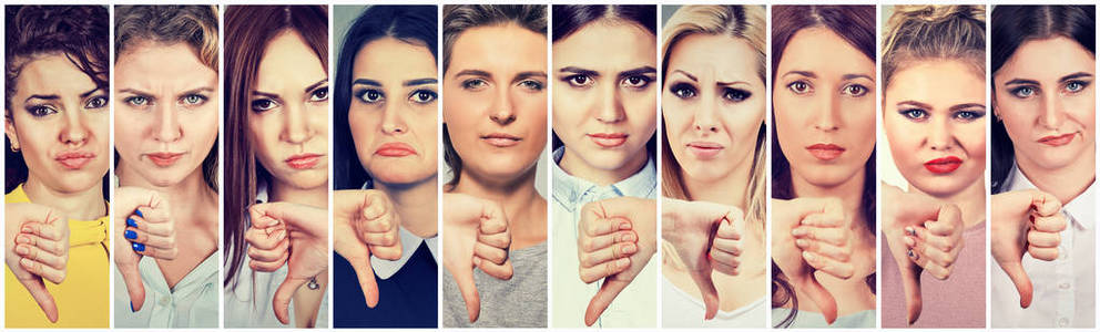 多文化的妇女的小组做拇指下来手势为争执