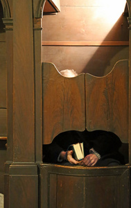 基督教的确认牧师里面的忏悔在基督教教堂等待照片