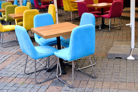 餐厅露台上的五颜六色的椅子