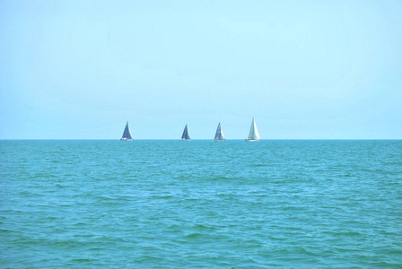 蓝海地平线上的船只
