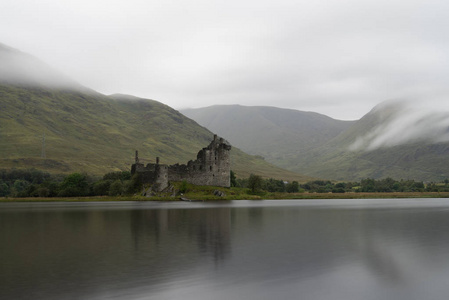 历史 Kilchurn 城堡遗址与敬畏湖景观