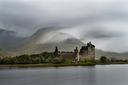 历史 Kilchurn 城堡遗址与敬畏湖景观