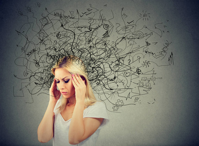 脑子混乱体贴的金发碧眼的年轻女人, 脑子里乱糟糟的照片