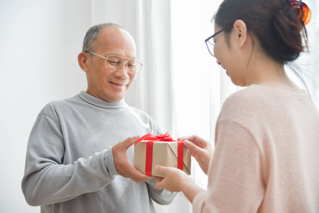 亚洲老人接受棕色礼品盒
