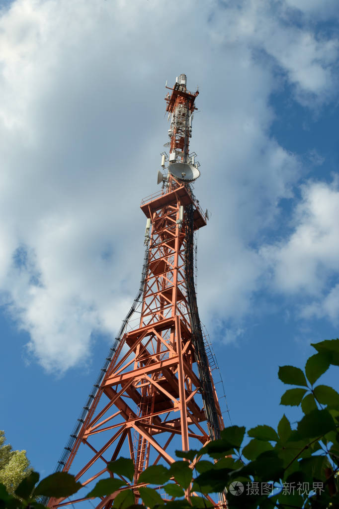 电视塔反对多云的天空背景