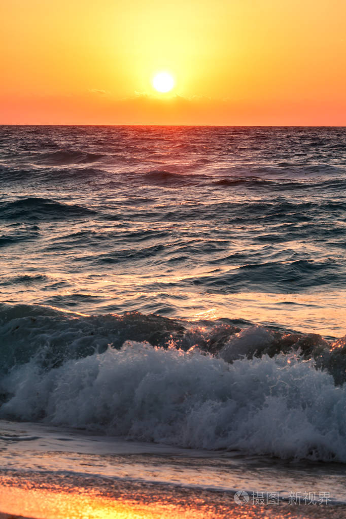 美丽的热带日出在海滩在海墨西哥