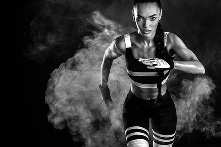 强的运动，女短跑，运行在日出穿着运动服 健身和运动的动机与副本空间的概念