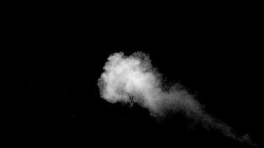 在黑色背景上的白色水蒸气图片