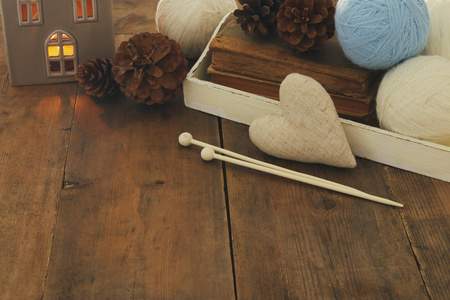 木制的桌子上羊毛的温暖和舒适的毛线球