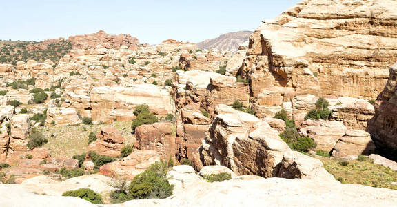 约旦的达纳自然保护区风景优美的山谷散步