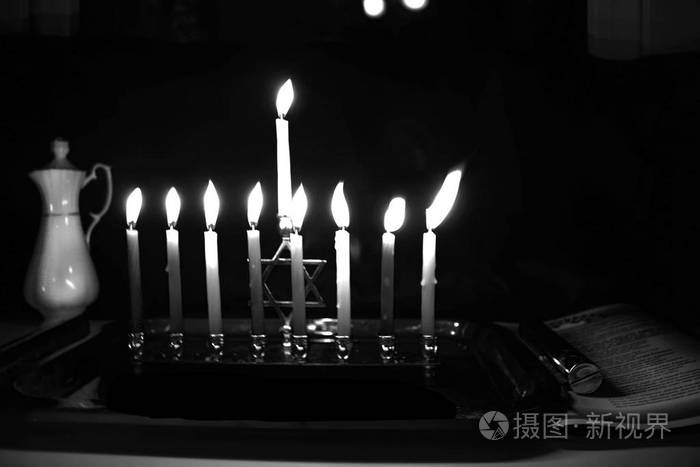 燃烧光明点燃的chanukiah犹太节日光明节黑白照片油瓷壶