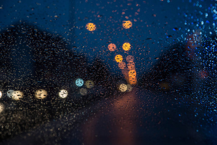 雨中的交通堵塞