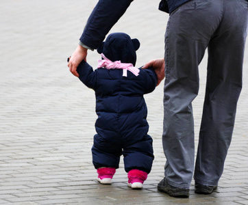 婴儿学走路图片