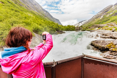 由挪威的 Videfossen 瀑布旅游女人