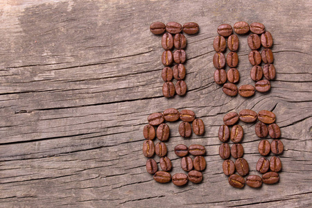 咖啡去。咖啡豆在旧木桌上的词。有限公司