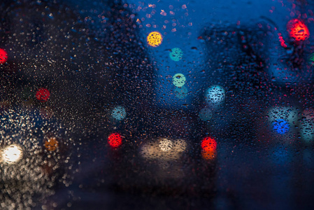 雨中的交通堵塞