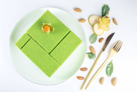 梨慕斯美丽的绿色蛋糕, 馅的梨和腰果.概念设计甜品照片