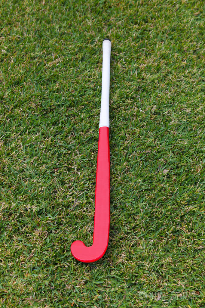 野外曲棍球棍在绿草上
