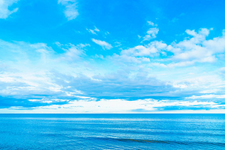 白云在蔚蓝的天空与海景