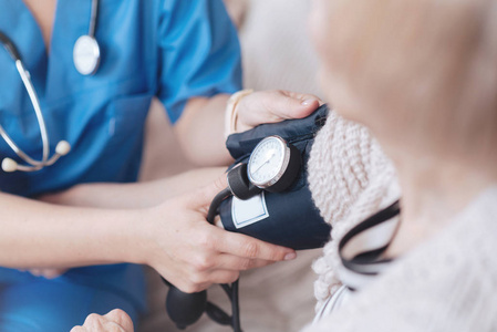 关闭女性医生的动脉血压监测