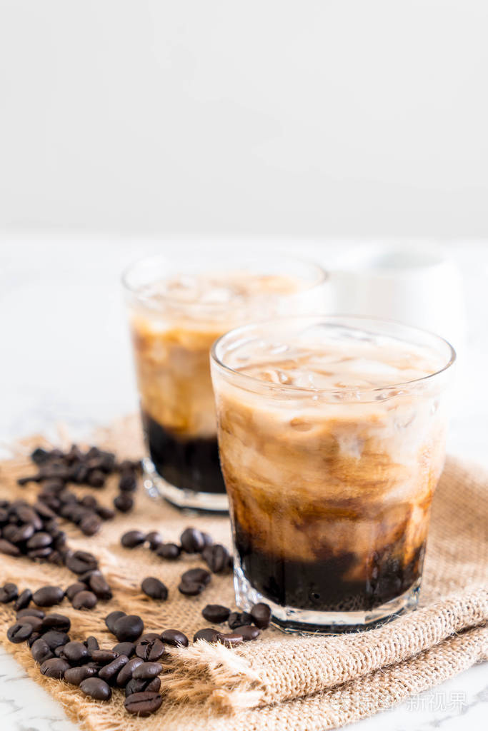 冰的咖啡加牛奶