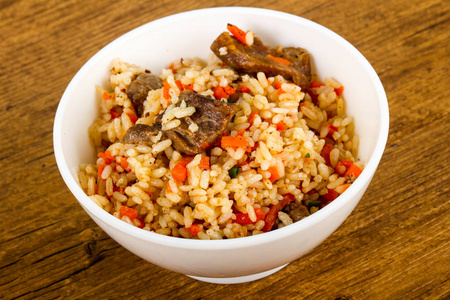 Plov 与肉和胡萝卜