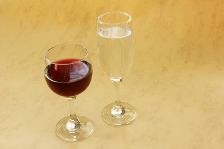葡萄酒和白葡萄酒在一个杯子