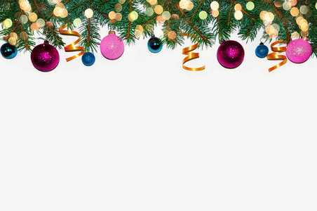 圣诞背景。由冷杉树枝制成的圣诞框架。新年的玩具。圣诞壁纸。平面, 顶部视图。圣诞贺卡。寒假主题。新年快乐。文本空间