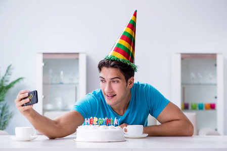 在家里的年轻人独自庆祝生日