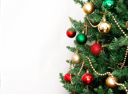 玻璃球和圣诞树上的装饰