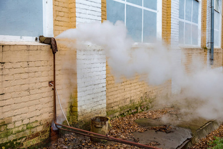 墙上的管子蒸汽从管子泄漏照片