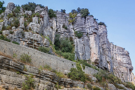 美丽的山沿河 Ardeche 附近村庄巴拉