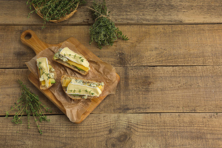 健康的三明治配鳄梨芝士和香草。在木质 bac