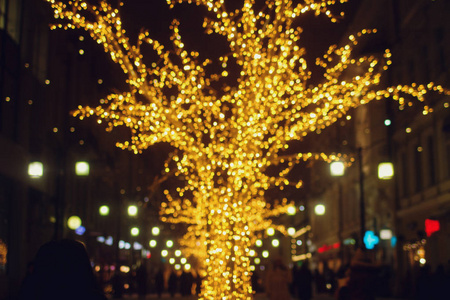 圣诞节装饰品在街道, 五颜六色的假日散灯