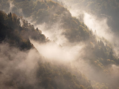 美丽的山内反演的秋天日出。峰山带厚厚的雾