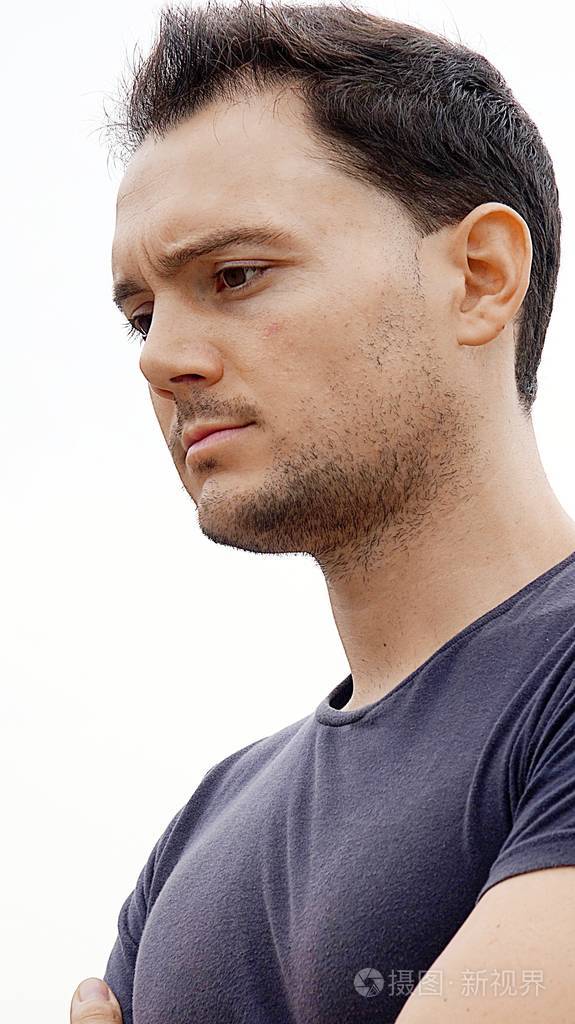 严重胡子拉碴的意大利男性